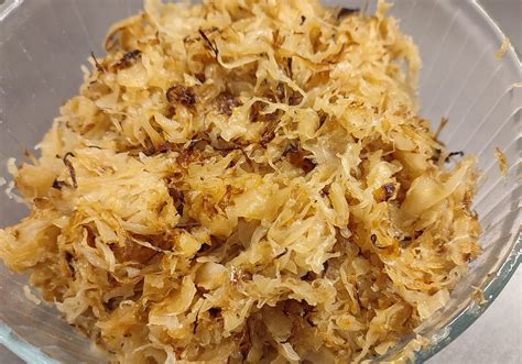 Gyöngytyúk és savanyú káposzta tálalva