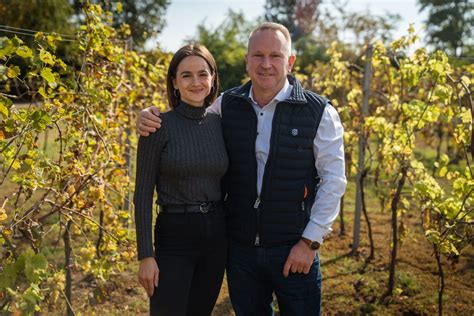 Koch Pálma és Koch Csaba a pincében