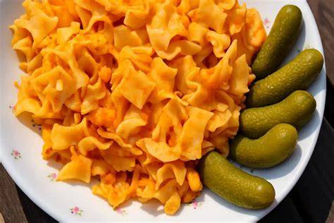 Képi ábrázolás a krumplis tészta és a szilván töltés lépéseiről