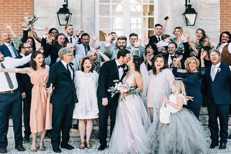 Esküvői vendégek elegáns ruhákban