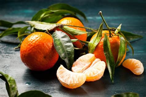 Friss mandarin szeletek és mentalevél