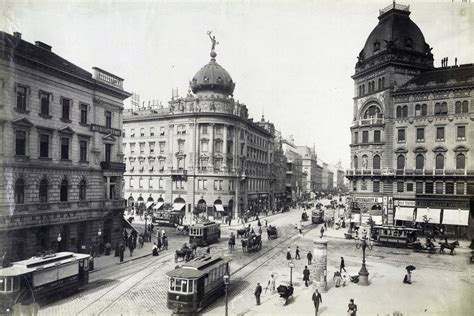 Budapesti utcakép a 20. század elejéről, lovas kocsikkal és egy-két autóval
