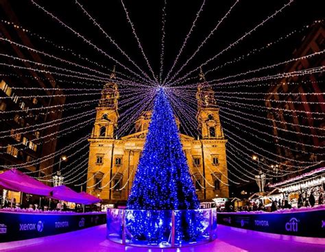 Karácsonyi vásár és díszített fa