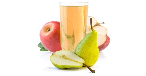 Frissen vágott körte darabok egy üvegben, készen az alkohol hozzáadására