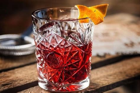 Rozmaringgal és narancshéjjal díszített Martini