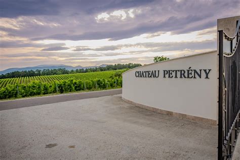 Chateau Petrény épülete és környezete