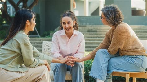 családtagok beszélgetnek