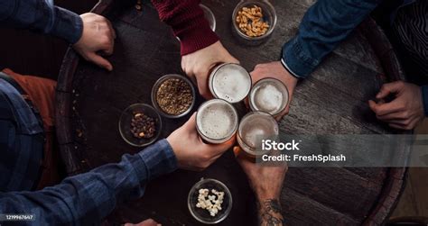 Emberek koccintanak sörrel egy bulin