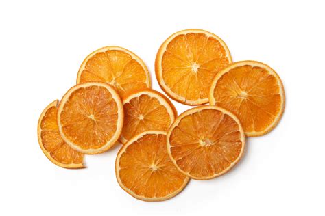 narancsszeletek és héjak főnek