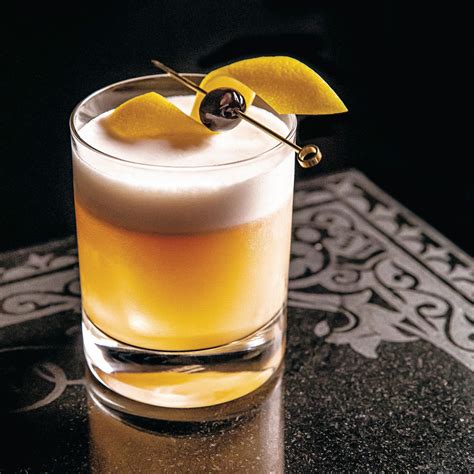 Amaretto Sour koktél pohárban
