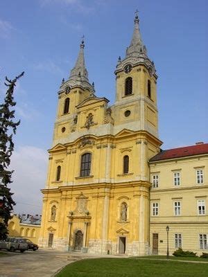 A zirci apátsági templom barokk homlokzata