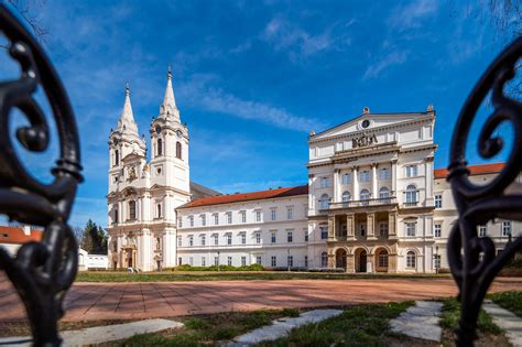 A zirci apátság könyvtárának intarziás berendezése