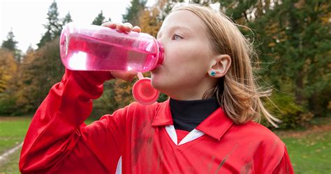 Baba pohárból iszik