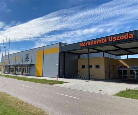 Móradombi Uszoda