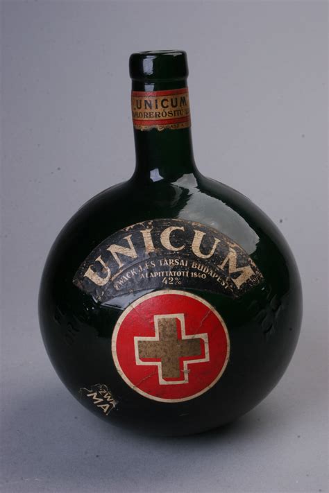 Unicum üveg és címke