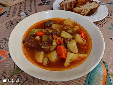 Gulyásleves tálalva