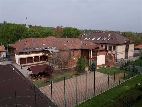 iskola épülete és diákok