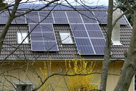 Napkollektorok egy ház tetején