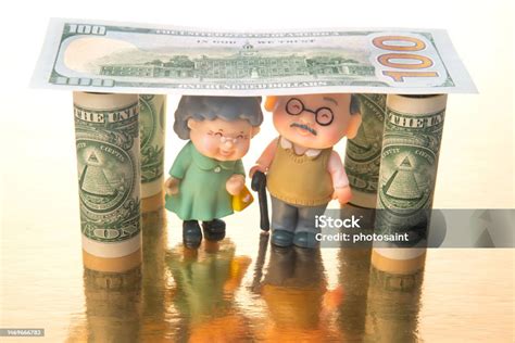 Nyugdíjas pár távcsővel a távolba néz