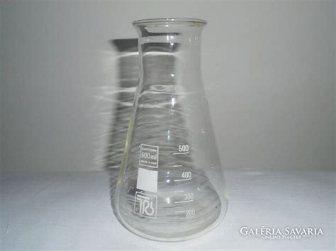 Nagyobb üveg Bunsen-égő laboratóriumi környezetben