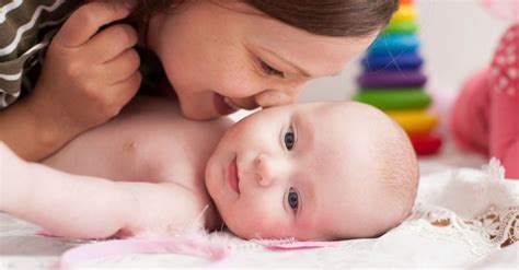 szoptatós anya és csecsemő