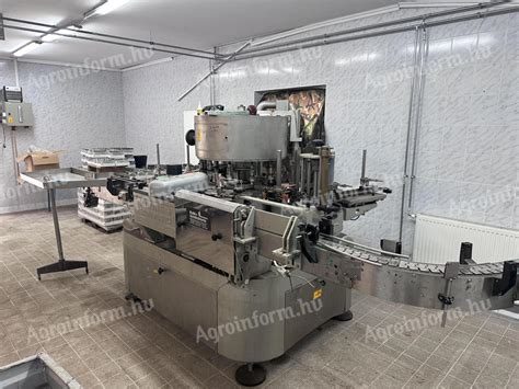 Palackozó és címkéző gép