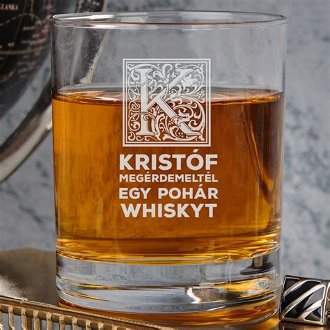 Egy pohár borostyánszínű whisky