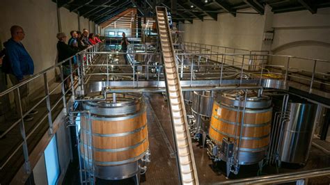 Modern borászati pince fermentációs tartályokkal