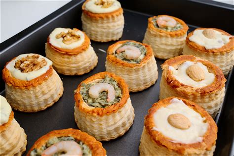 Vol-au-vent tésztakosár sós töltelékkel, például garnélával