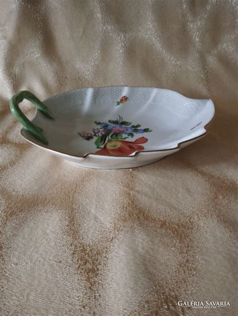 Céges rendezvényen szaloncukrokat kínáló asztal