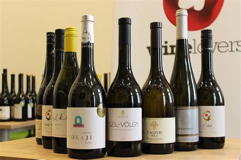 Különböző tokaji borok palackjai