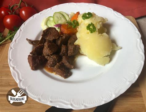 Vadpörkölt tálalva