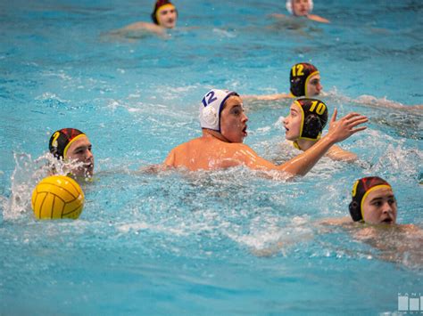 Fiatal vízilabdázók edzésen