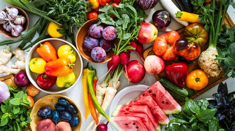 Friss gyümölcsök és sörösüveg