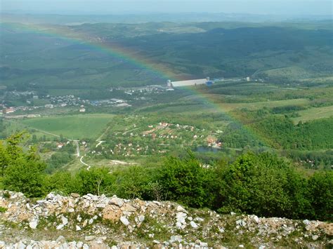 Kilátás egy hegytetőről szőlőültetvényekre és egy távoli tóra