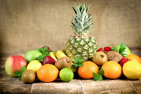 Trópusi gyümölcsök ananásszal