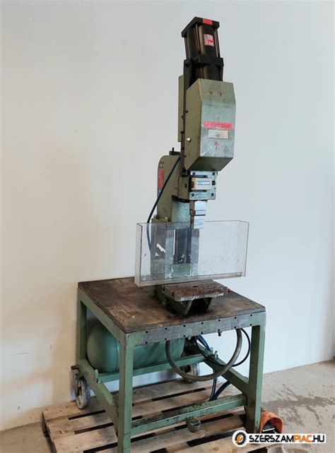 pneumatikus bálsa prés