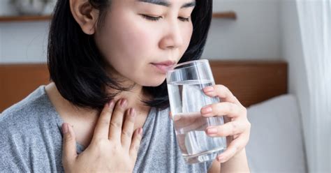 illusztráció száraz torok tünetei