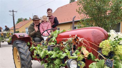 Feldíszített szekér az egri szüreti felvonuláson