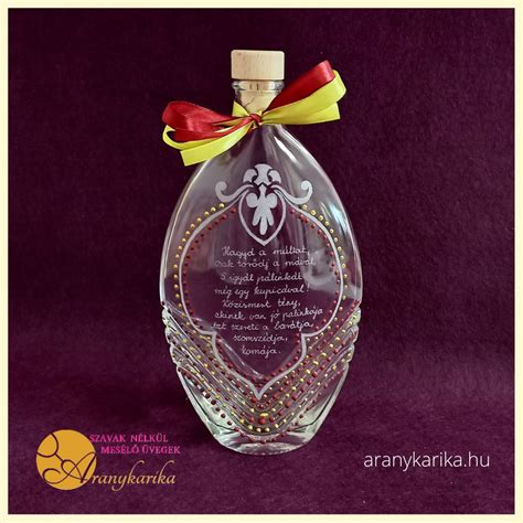 Különböző gyümölcsökből készült pálinkás üvegek