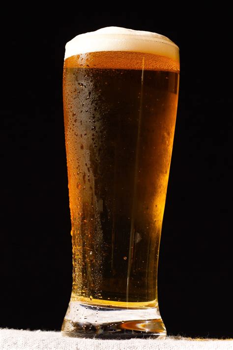 két pohár sör, egyik IPA, másik stout