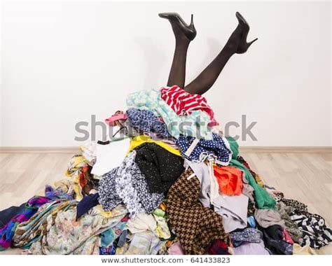 Néhány ember sorozatokat néz a nappaliban