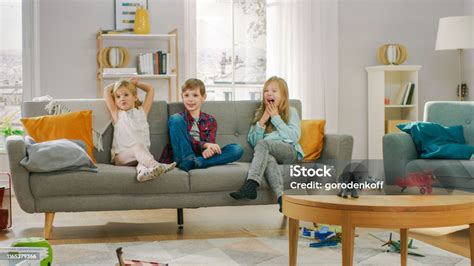 Egy ember sorozatokat néz a kanapén