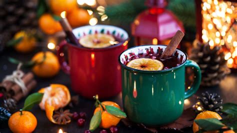 Forralt bor pohárban fenyőággal díszítve