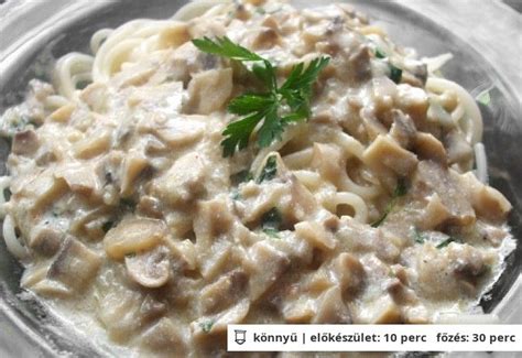 frissen főtt spagetti gombás szósszal