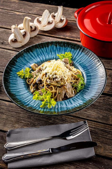 tálalt gombás spagetti