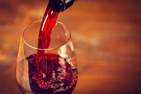 Gyógyszeres dobozok és egy pohár bor