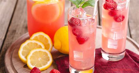 Kólás üdítő és whiskey pohárban