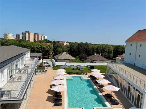 CE Plaza Hotel kültéri wellness és családi tér