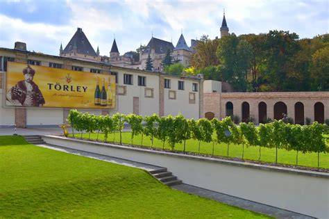 Törley pezsgőpincészet és látogatóközpont látképe